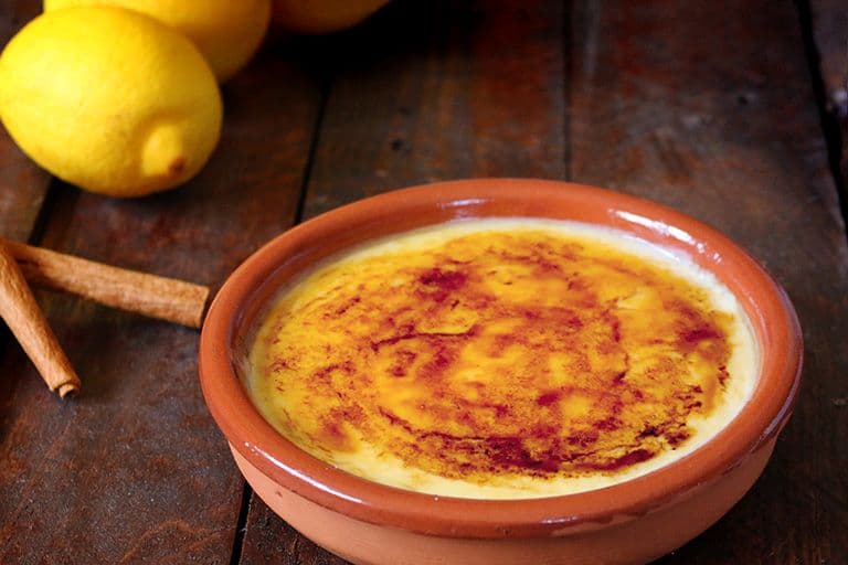 Postre típico catalán hecho de crema y yemas de huevo, cubierto con una capa tradicional de azúcar caramelizado para proporcionar un contraste crujiente.