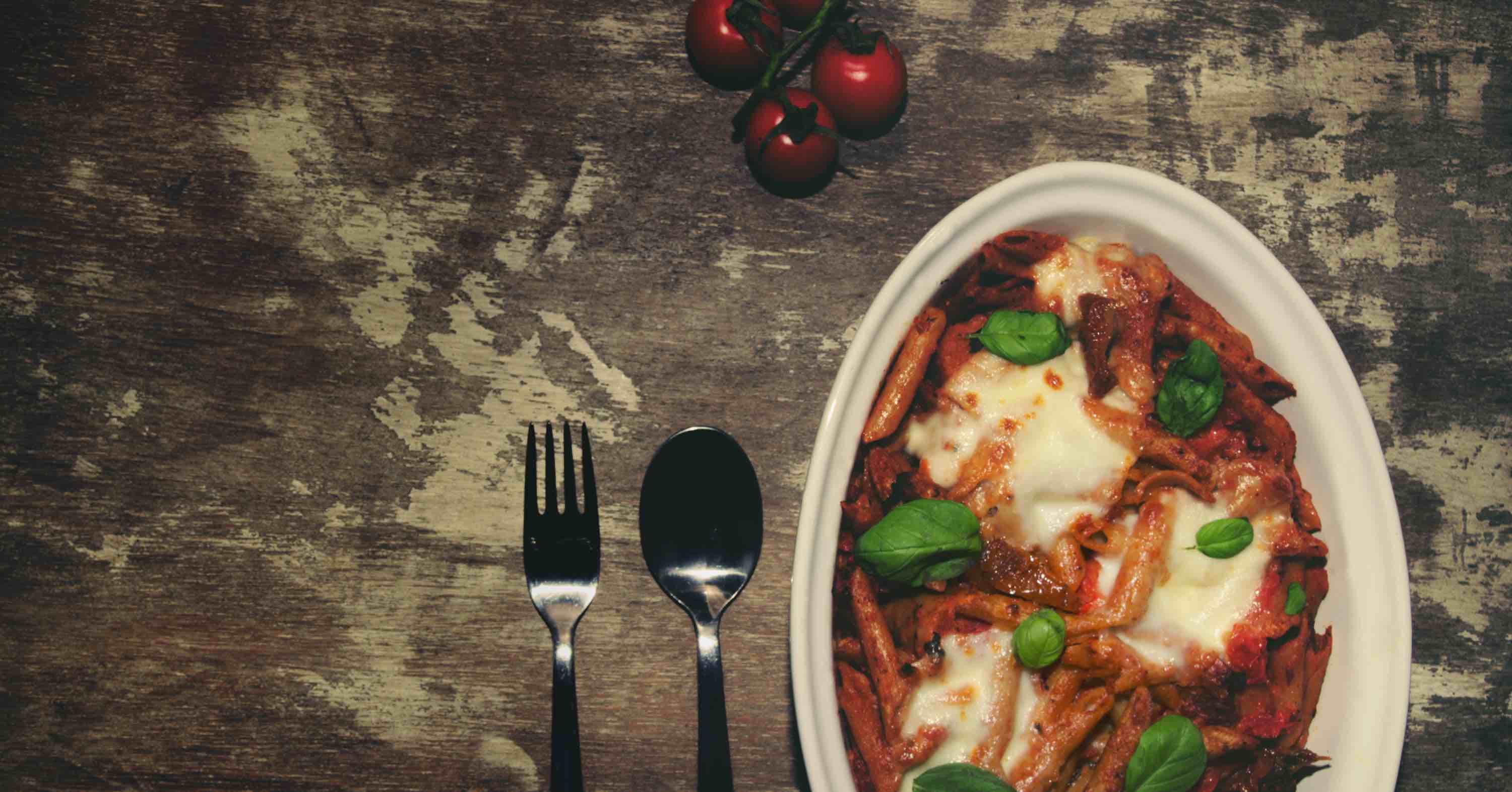 Pasta vegetariana al horno con una rica salsa de tomate cubierta de queso que hará que se te haga la boca agua.